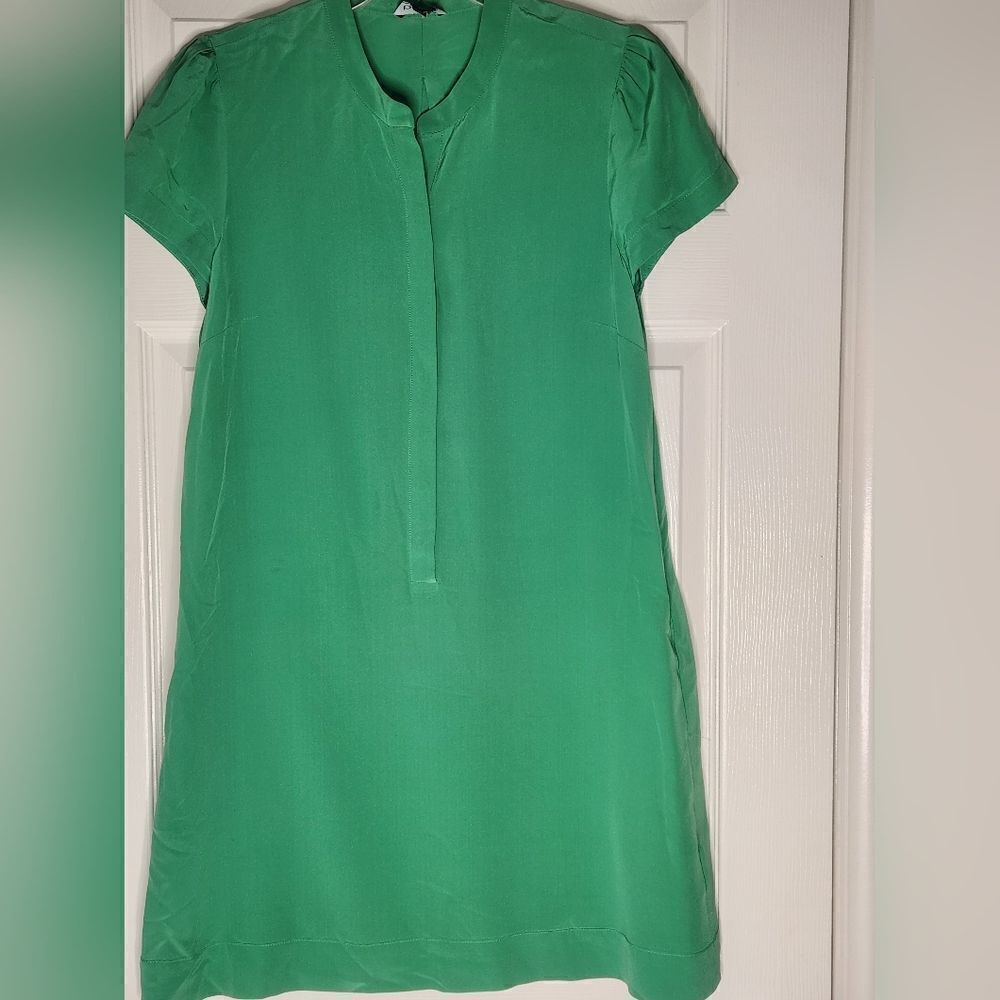 Bebe M Green Shrtslvs Pockets 100% SILK Halfway Buttons Closure Women Mini Dress